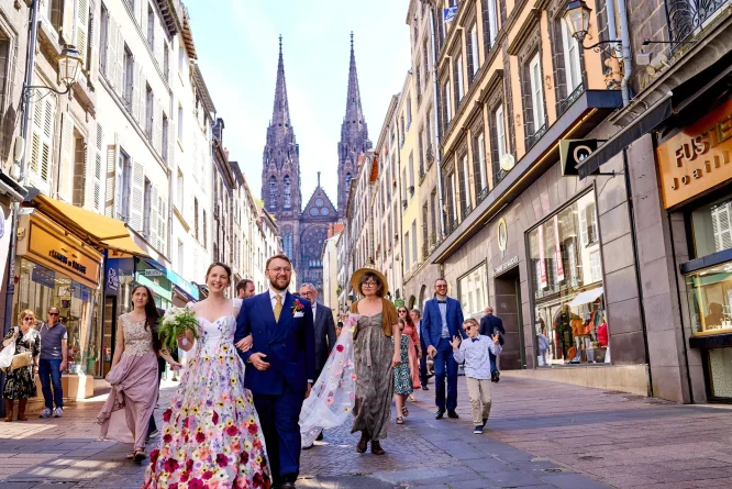photoreportage mariage dans les rues de Clermont-Ferrand après la cérémonie à la mairie