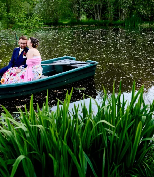 Photographe mariage Clermont-Ferrand Auvergne - Château de Miremont - mariés dans la barque - séance couple