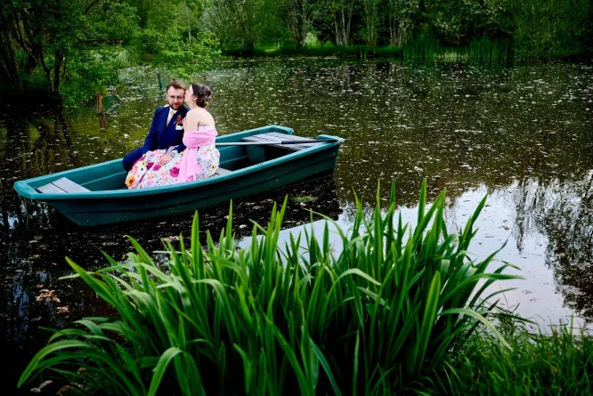 Photographe mariage Clermont-Ferrand Auvergne - Château de Miremont - mariés dans la barque - séance couple