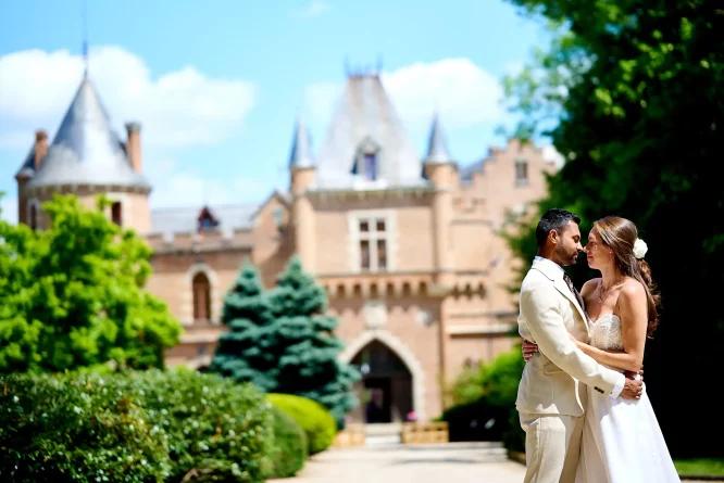 mariage au château de maulmont, vers Vichy en Auvergne. Séance photo couple pour ce mariage anglais et cérémonie indienne