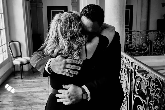 moment émouvant entre le marié qui pleurt et sa maman émue - photo en noir et blanc au mariage