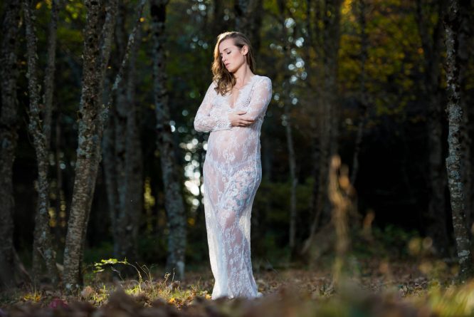 Photographe grossesse clermont ferrand séance photo femme enceinte forêt auvergne