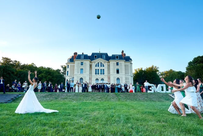 photographe mariage Toulouse - lancé du bouquet de la mariée devant le château occitanie