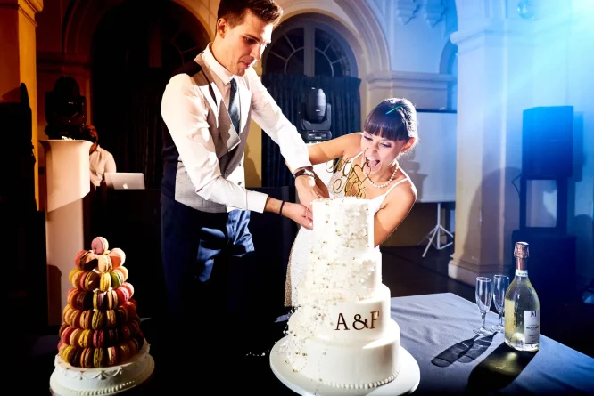 photographe mariage Toulouse - les mariés copuent le gâteau