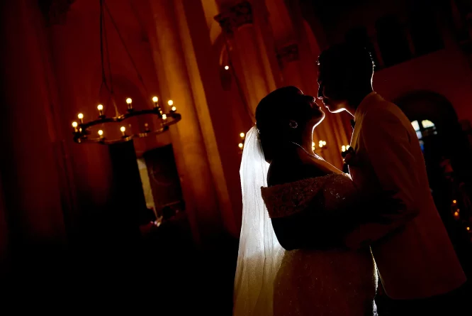 photographe mariage oriental Paris - séance photo couple à l'église - Mariage Astrid et Anis